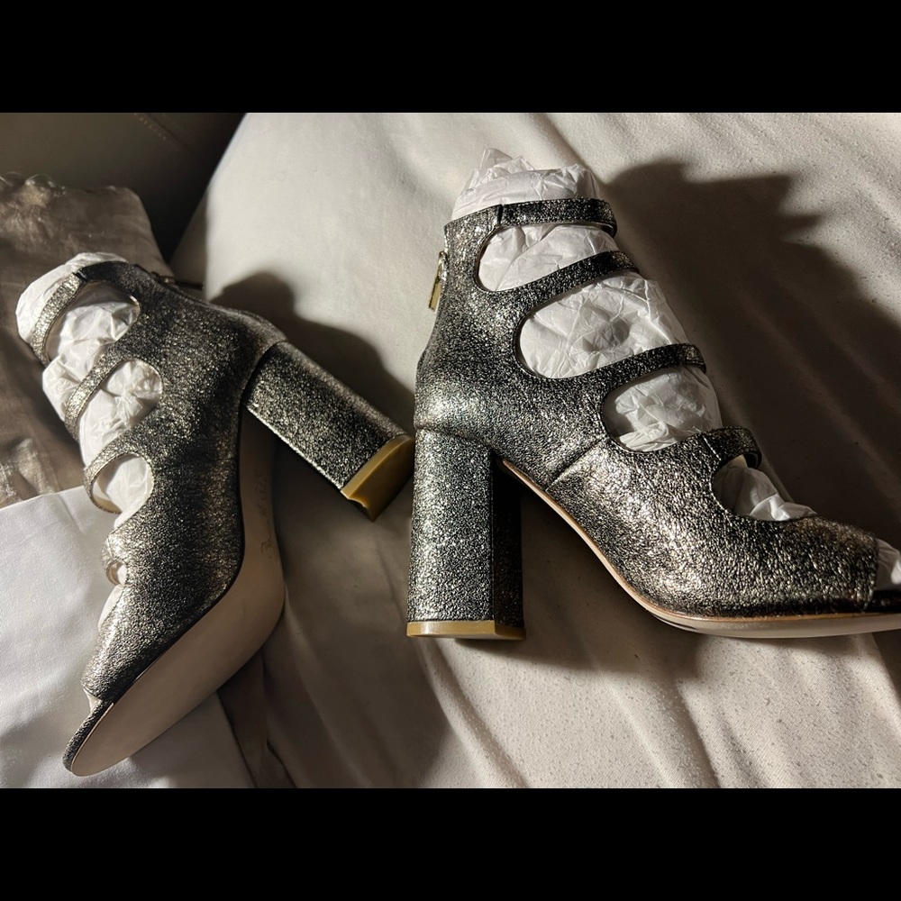 Size 6 1/2 Josie leather gold heels - Picture 12 of 16